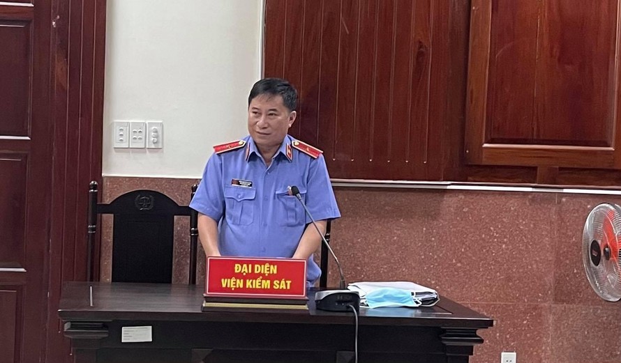 Kiểm sát viên cao cấp Nguyễn Mậu Hưng - Đại diện Viện KSND cấp cao tại TPHCM đã đề nghị hủy toàn bộ bản án sơ thẩm.
