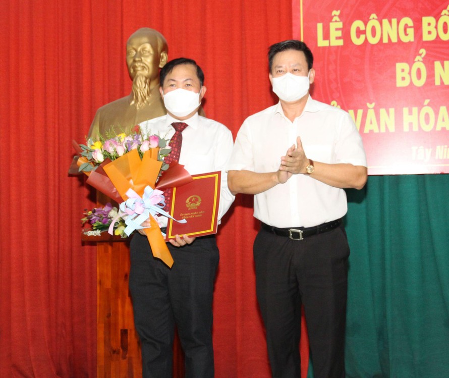 Chủ tịch UBND tỉnh Tây Ninh Nguyễn Thanh Ngọc (phải) trao quyết định cho tân Giám đốc Sở VH TT và DL Tây Ninh Trương Văn Hùng.