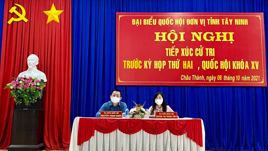 Đại biểu Quốc hội Nguyễn Trọng Nghĩa và Hoàng Thị Thanh Thúy tại buổi tiếp xúc cử tri Tây Ninh sáng nay 8/10.