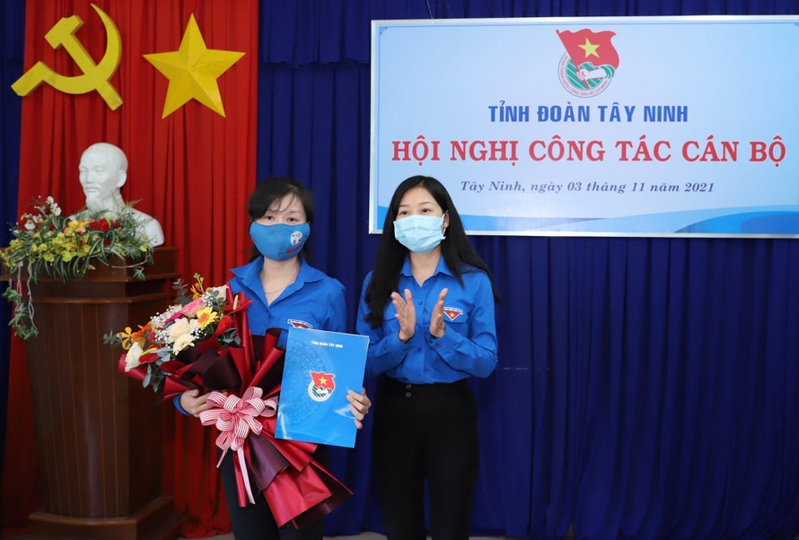 Chị Hoàng Thị Thanh Thúy trao quyết định và tặng hoa chúc mừng tân phó Bí thư Tỉnh đoàn Tây Ninh Trịnh Thị Như Trang.