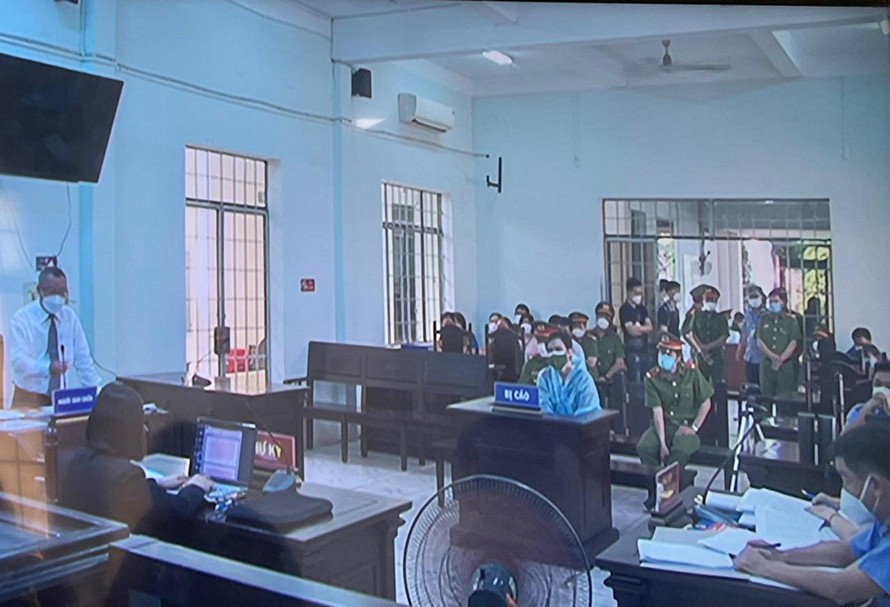 Phiên tòa xử Lê Chí Thành sáng nay (ảnh chụp qua màn hình).