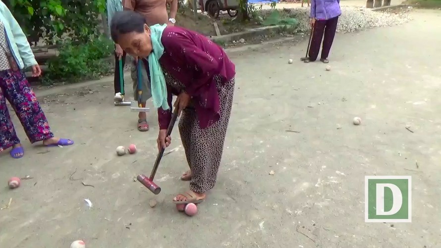 Cụ già U80 vác gậy chơi môn 'thể thao quý tộc' ở làng quê Hà Nội