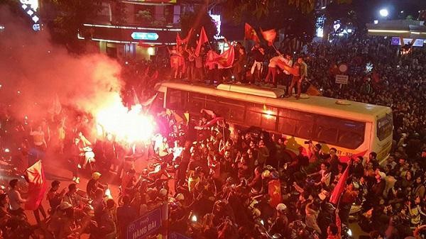 Người dân vẫn ăn mừng sau trận thua của U23 Việt Nam