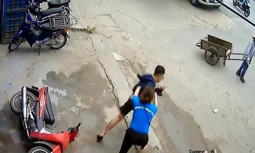 Cô gái rượt tên trộm xe máy chạy trối chết