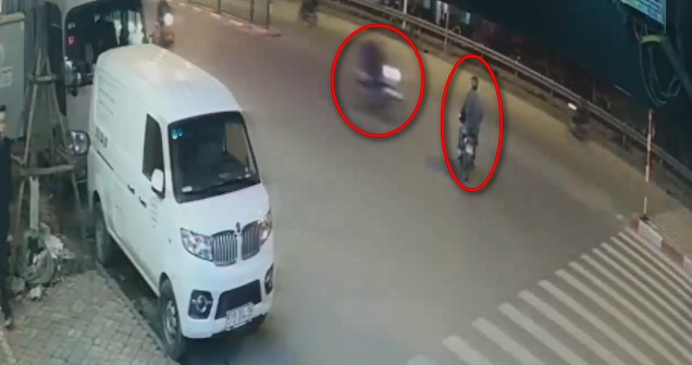 VIDEO : Xe máy sang đường như trong sân nhà, bị tông rụng bánh