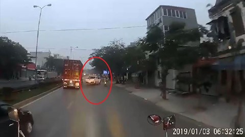 VIDEO: Tài xế xe bán tải vượt ẩu gây náo loạn con phố và cái kết thảm
