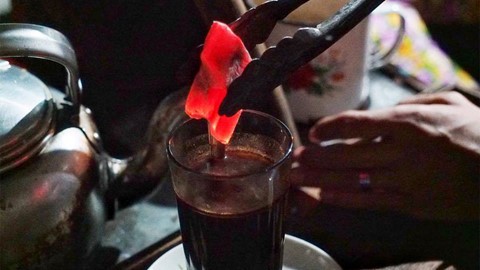 VIDEO: Nét độc đáo trong cốc “Cafe than nóng” mà bạn chưa từng biết