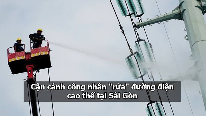 VIDEO: Cận cảnh công nhân phun nước rửa đường điện cao thế ở Sài Gòn