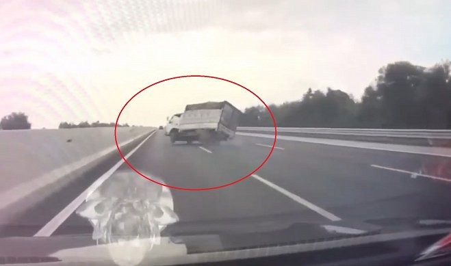 VIDEO: Xe tải mất lái, đâm vào dải phân cách rồi lật nhào trên cao tốc