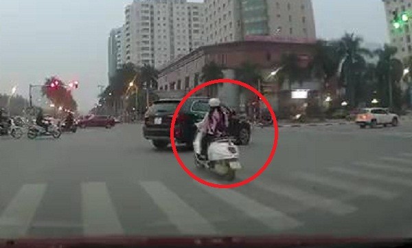 VIDEO: Cô gái lái xe vượt đèn đỏ và nhận cái kết đắng