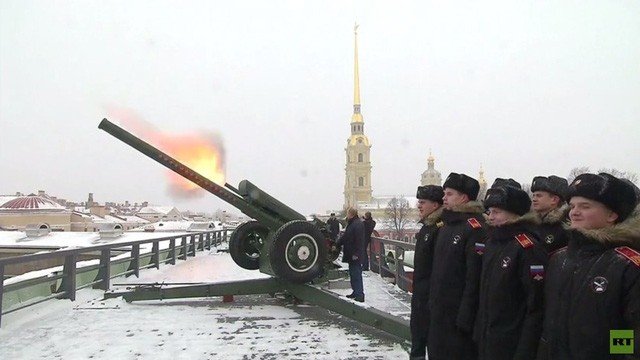 Tổng thống Putin đích thân khai hỏa lựu pháo tại St.Petersburg