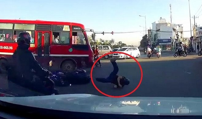 VIDEO: Xe buýt vượt đèn đỏ, húc bay người đi xe máy trên phố Sài Gòn