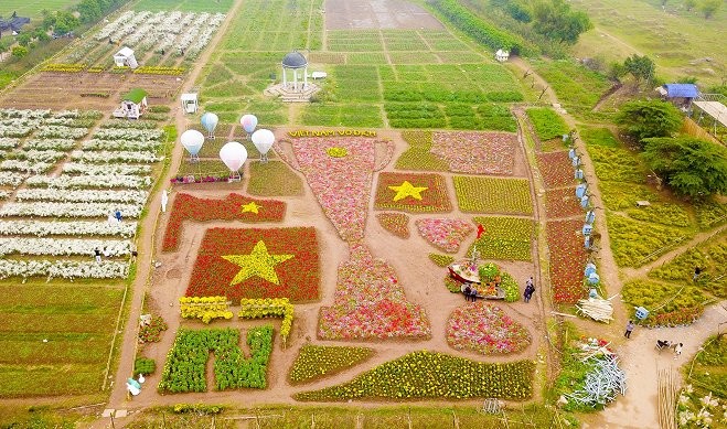 Cận cảnh chiếc cúp vô địch khổng lồ làm từ hoa cổ vũ ĐT Việt Nam