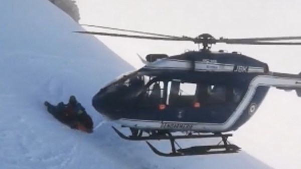 Thót tim cảnh phi công hạ cánh máy bay sát núi tuyết giải cứu người