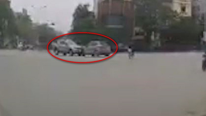 VIDEO: Hai ôtô đâm trực diện rồi thản nhiên bỏ đi