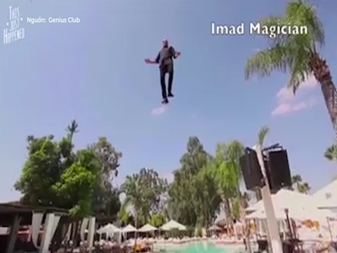ViDEO: Ảo thuật gia bay lơ lửng, đi vòng quanh hồ bơi