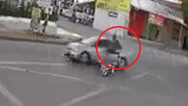 Clip: Vừa tự ngã xe máy, cô gái tiếp tục bị ô tô tông bay người