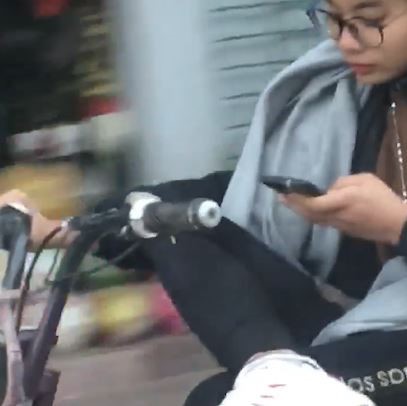 VIDEO: Cô gái vừa bấm điện thoại, vừa gác chân chạy xe trên đường