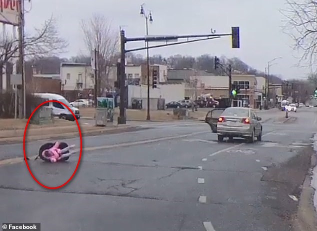 VIDEO: Thót tim cảnh em bé văng ra khỏi ô tô đang chạy