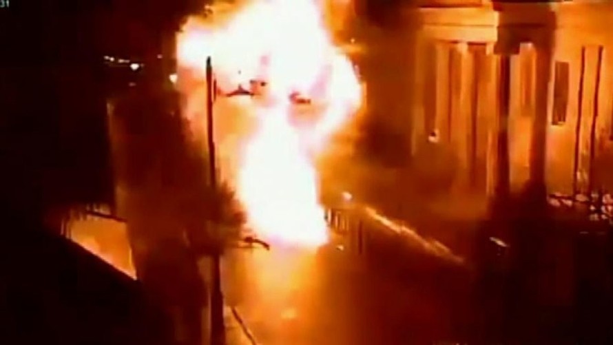 Kinh hoàng khoảnh khắc bom xe phát nổ ở Bắc Ireland