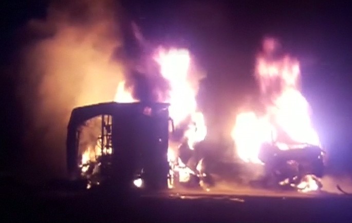 Xe buýt bốc cháy ngùn ngụt sau va chạm với xe tải, 26 người chết