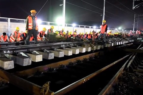 Cận cảnh công nhân Trung Quốc thay đường ray thần tốc trong đêm