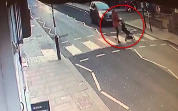 Video: Khoảnh khắc đứng tim xe ô tô đâm tung xe nôi đi đúng vạch