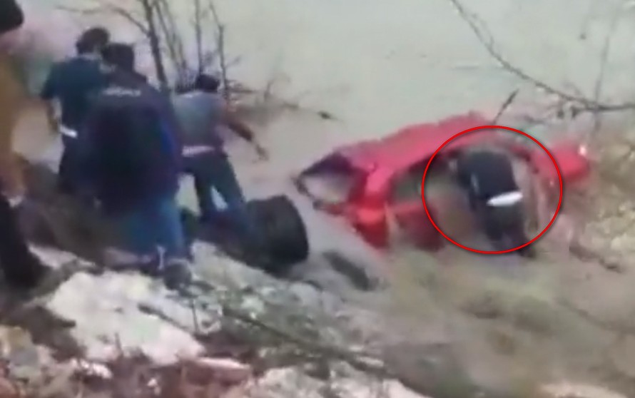 Video: Cố cứu cô gái mắc kẹt trong xe, người đàn ông bị lũ cuốn trôi