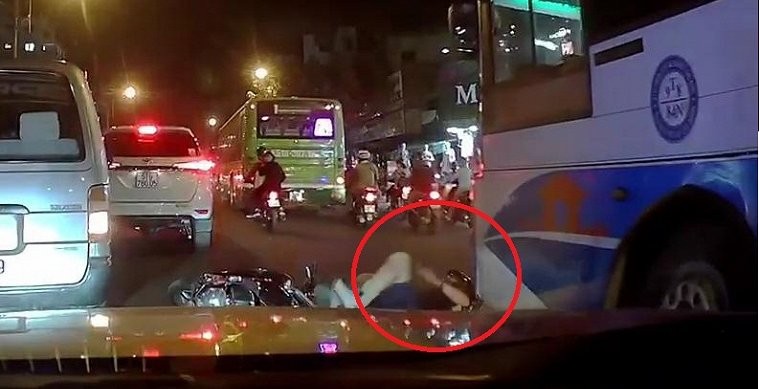 Clip: Người đi xe máy ngã lăn ra đường, suýt chết dưới bánh xe khách