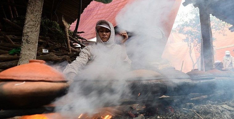 Video: Dân làng Vũ Đại tất bật đỏ lửa kho cá bán Tết