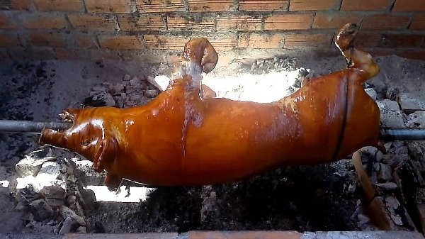 Video: Ngày Tết về xứ Lạng thưởng thức món lợn quay vàng óng béo ngậy
