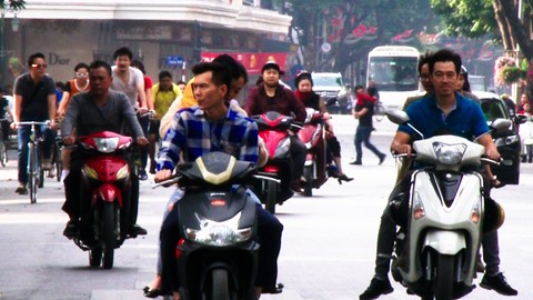 Video: Người Hà Nội không đội mũ bảo hiểm, chạy ngược chiều ngày Tết