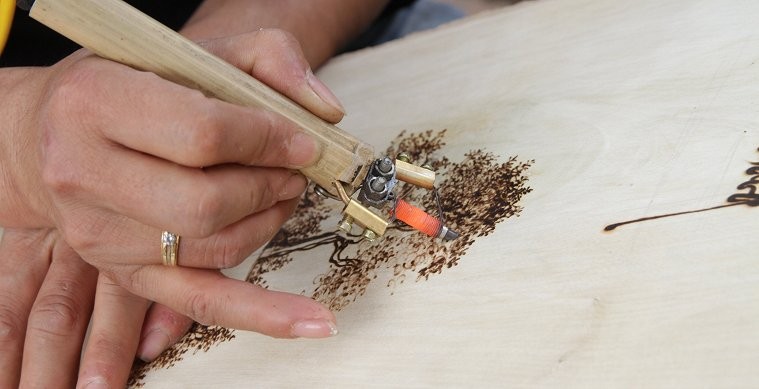 Độc đáo nghệ thuật viết thư pháp bằng bút lửa tại Hà Nội