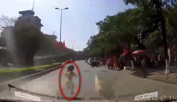 Video: Khoảnh khắc bé gái chạy tạt đầu ô tô khiến người xem thót tim