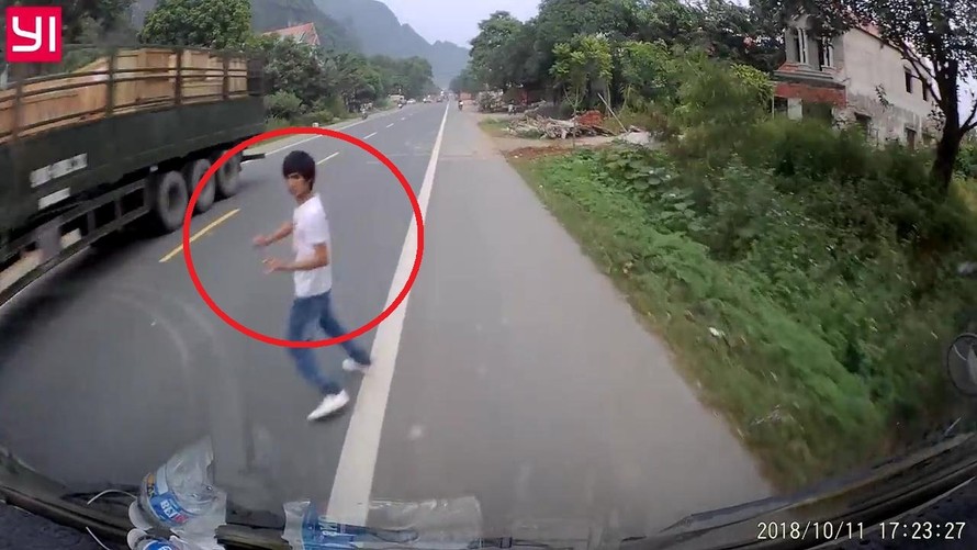 VIDEO: Nam thanh niên sang đường ngơ ngẩn, suýt gây họa cho 2 xe tải
