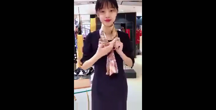 Video: Nữ nhân viên xinh xắn hướng dẫn cách thắt khăn cực đẹp cho nàng