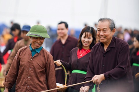 Phó Thủ tướng Trương Hòa Bình mặc áo vải cày ruộng đầu năm