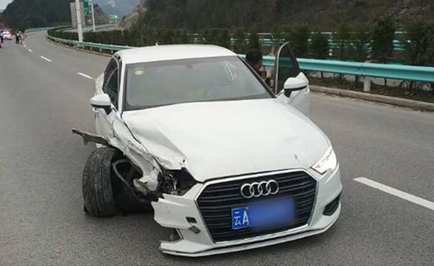 Tài xế ngủ gật khiến xe Audi suýt rơi xuống vực