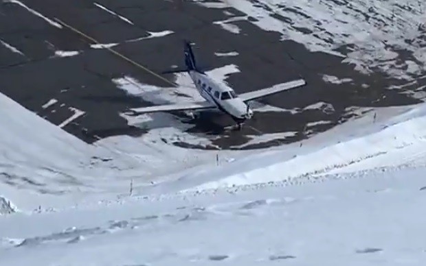 Video: Máy bay bị trơn trượt trên đường băng, đâm sầm vào khối tuyết