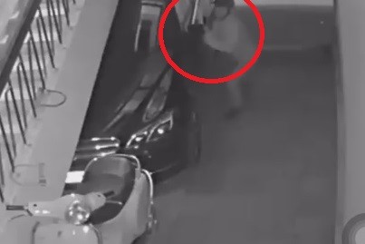 Trộm ngang nhiên vào tận nhà bẻ gương ôtô ở Hà Nội