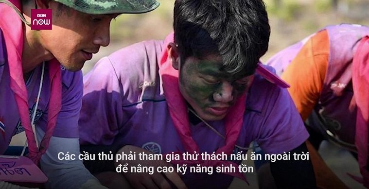VIDEO: Xuân Trường trổ tài nấu canh cá ở đội bóng Thái Lan
