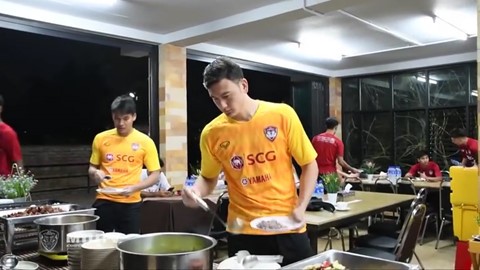 Bữa ăn của Văn Lâm và đồng đội ở Muangthong United