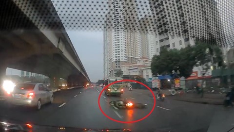 VIDEO: Thắng gấp dưới trời mưa, xe máy ngã nhào xuống đường
