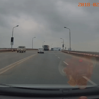 VIDEO: Xe tập lái suýt đâm vào đầu ôtô đối diện