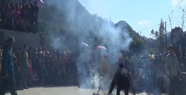 Video: Thót tim lễ hội nhảy lửa của dân tộc Dao tại Hà Giang