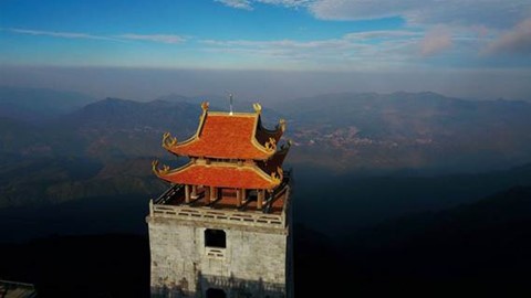 Cận cảnh ngôi chùa Việt uy nghiêm trên đỉnh Đông Dương