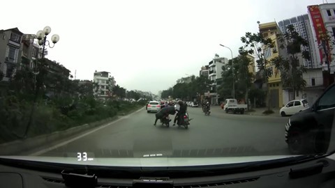 Xe máy chở đồ cồng kềnh, tài xế ngã đập đầu xuống đường ở Hà Nội