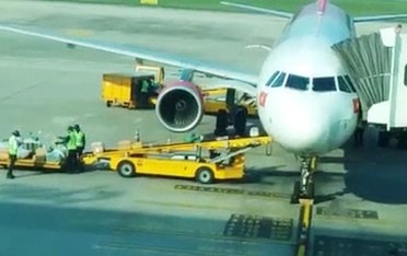Clip ghi lại cảnh hai nhân viên ném hành lý của khách ở sân bay
