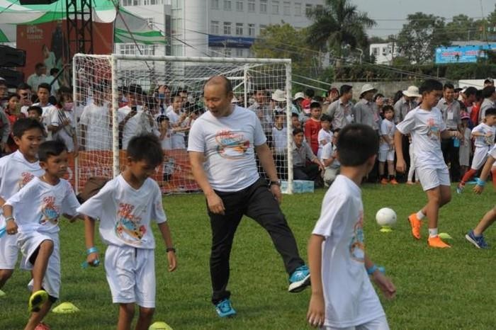 HLV Park Hang seo 'truyền lửa' bóng đá cho trẻ em ở An Giang