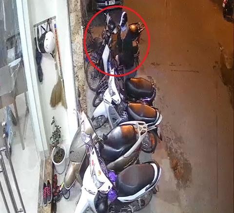 Trộm bẻ khoá liên tiếp 2 chiếc xe máy nhưng bất thành ở Hà Nội